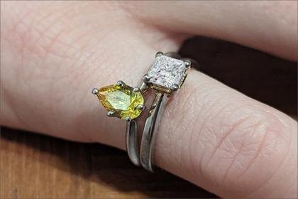 Cyr.yellow and clear stone set rings